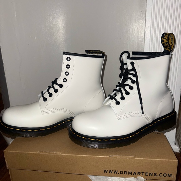 NIB Dr. Martens 1460 White Smooth Leather Lace Up Boot - Picture 3 of 10